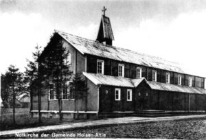 Holzkirche mit Glockenturm