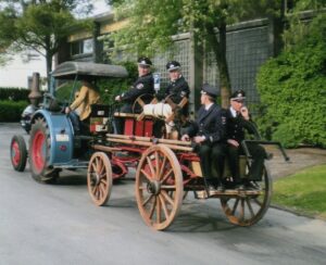 trecker-mit-handdruckspritze-2009-min